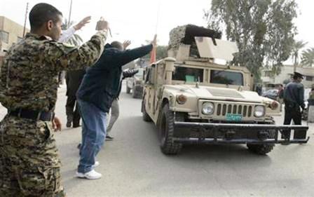 أقارب الزيدي يلوحون له قبيل دخوله المحكمة أمس